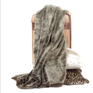 PoshPelts Faux fur chinchilla throw blanket NWT